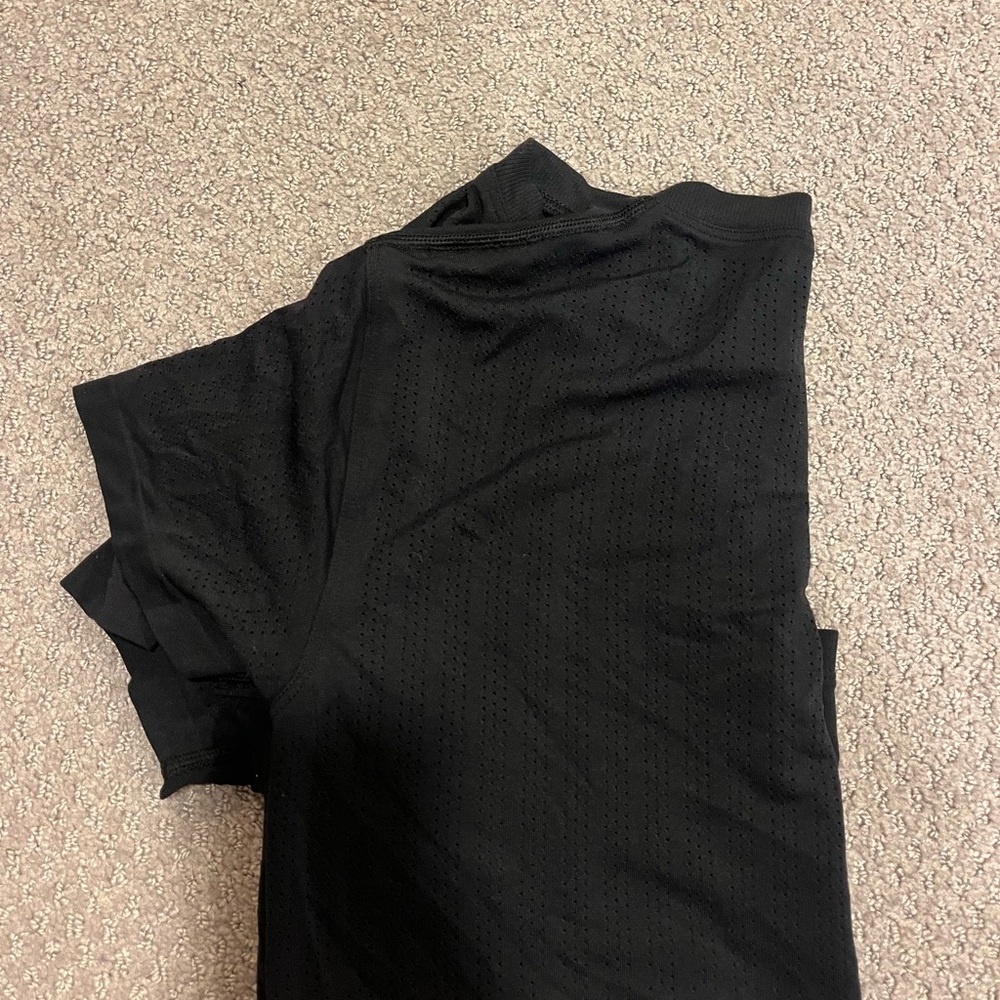 Lululemon black tee